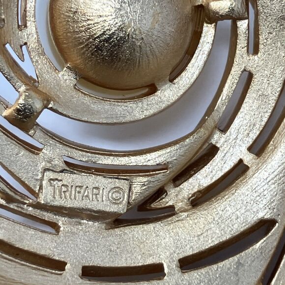 Crown Trifari Brooch Pin Swirl Gold Tone Faux Pearl Vintage Retro Classic MCM - Picture 3 of 15